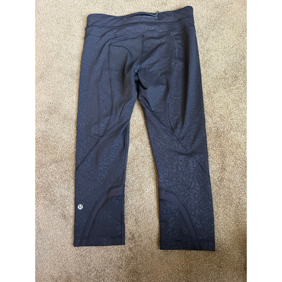 Women's Lululemon Inspire Crop II Petal Camo Embossed Black Capris Size 8 - Picture 2 of 10